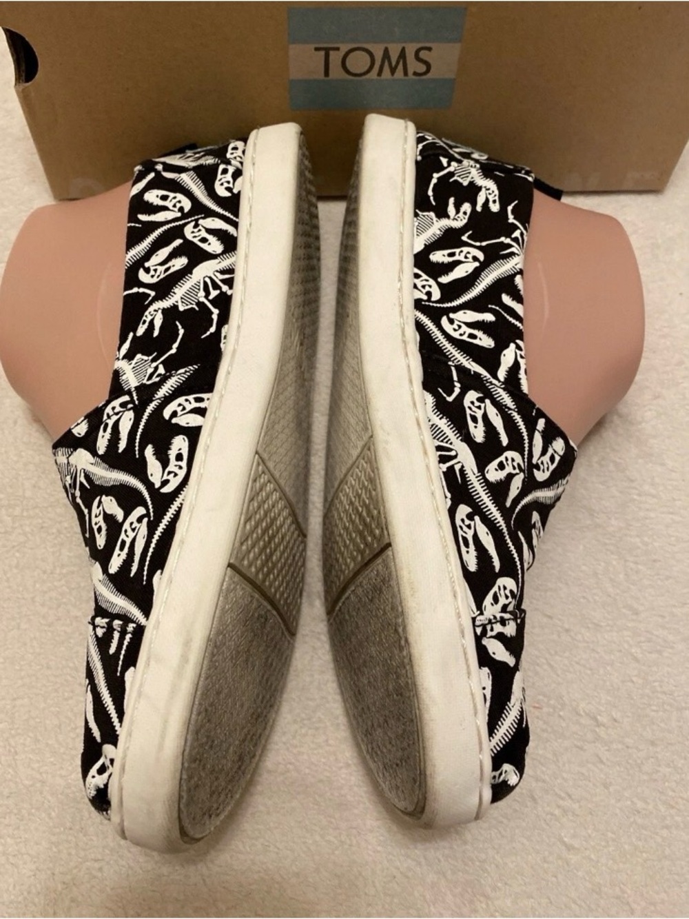 Toms Kids Black & White Glow In The Dark Dinosaur Flats . Women’s Size 6 - Picture 6 of 15
